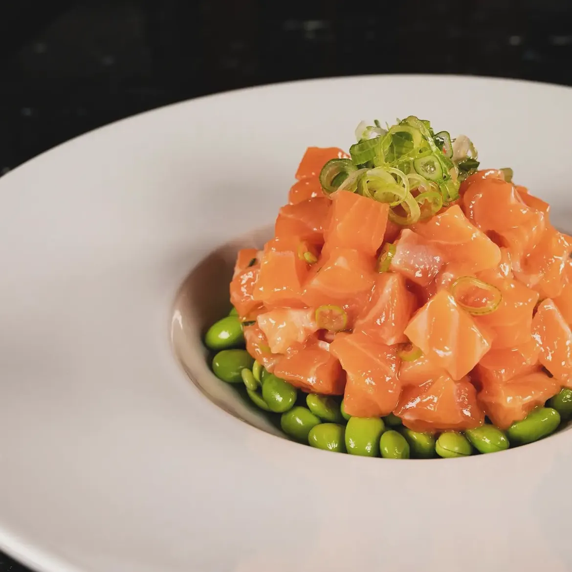 Salmón con edamame y cebolleta emplatado por Kike
