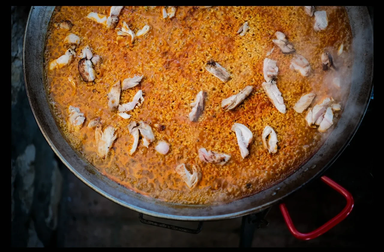Arroz cocinándose en una paella