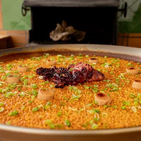 Arroz con pulpo preparado en paella