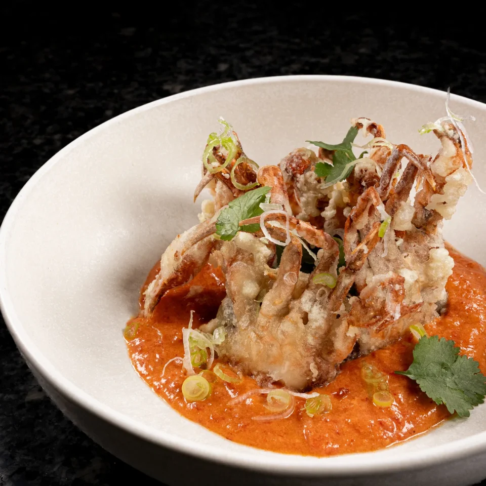 Cangrejo en tempura servido con salsa