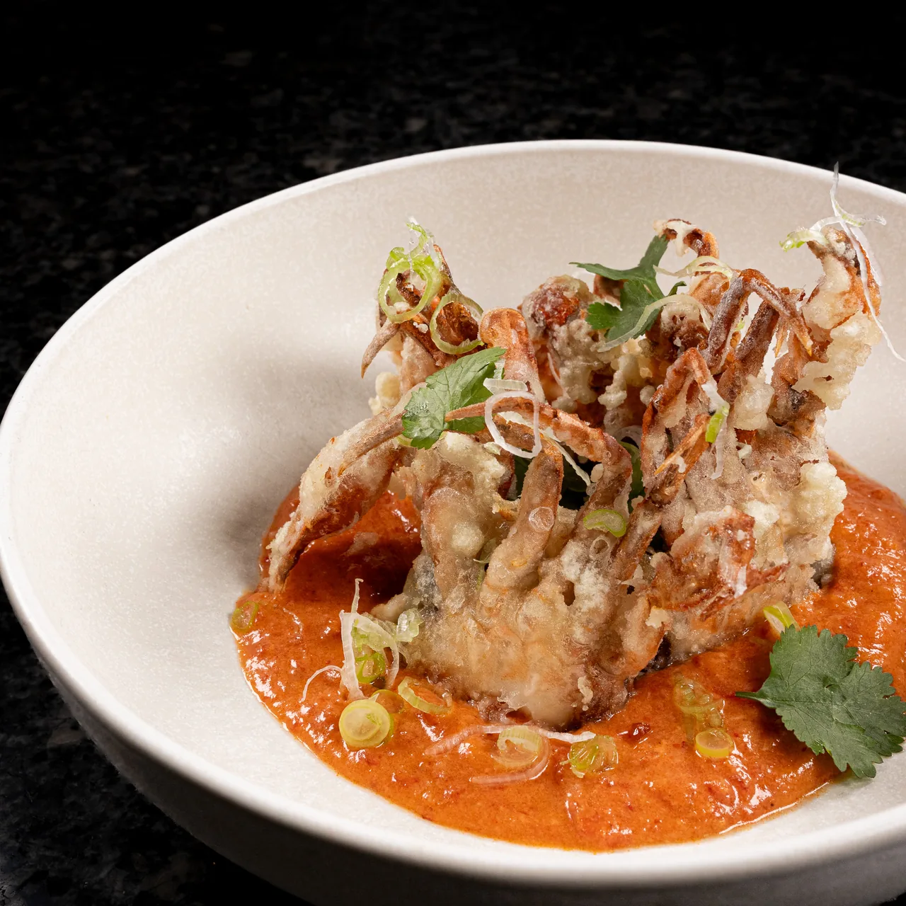 Cangrejo en tempura servido con salsa