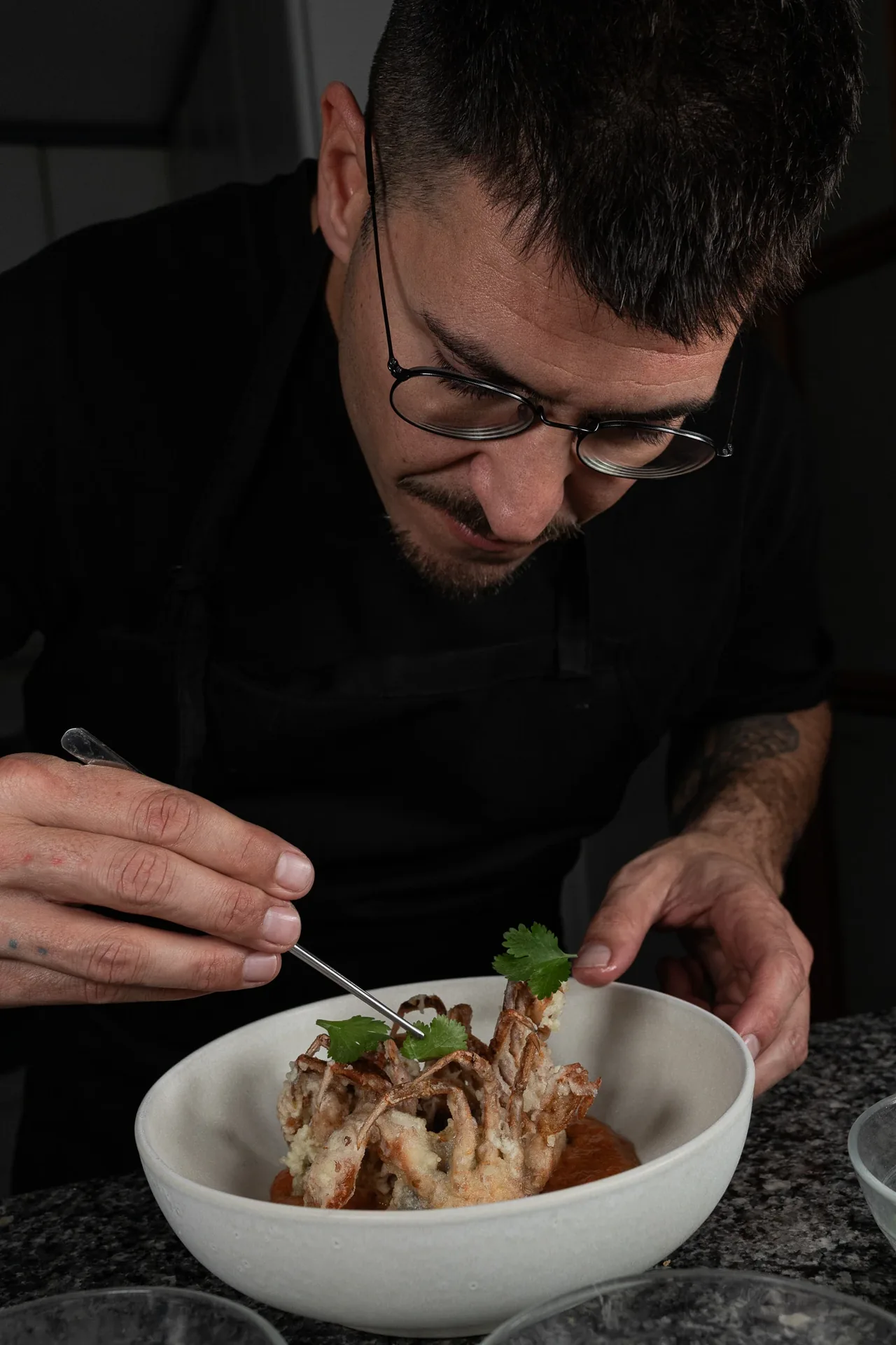 Kike Hurtado trabajando en la cocina