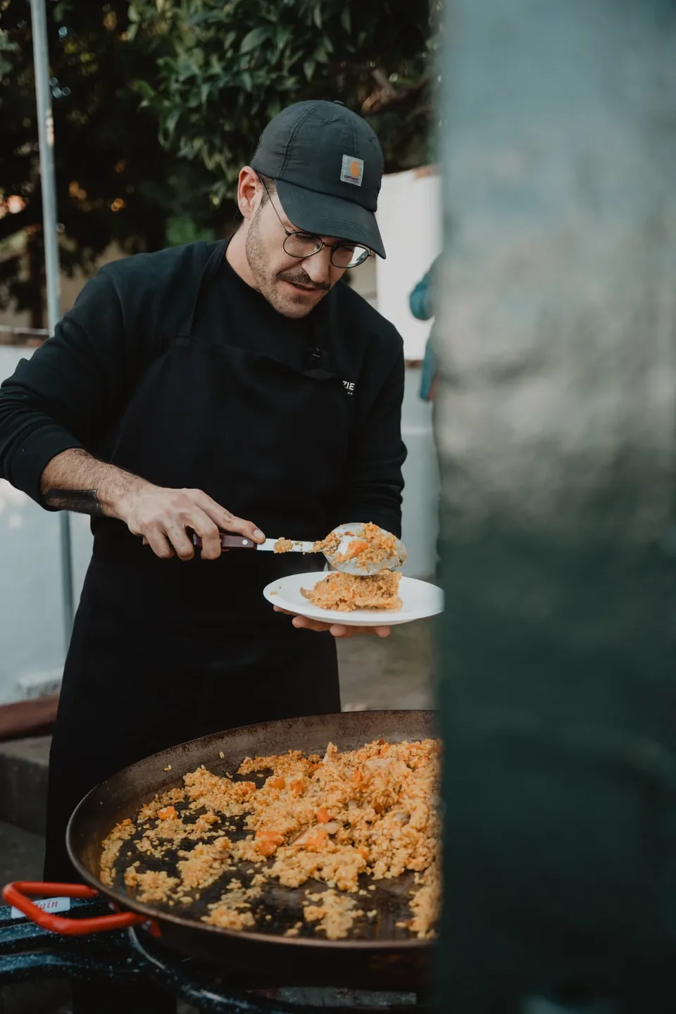 Kike sirviendo arroz recién hecho desde la paella
